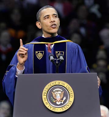 Obama alla Hampton University: “Prima l’istruzione, poi l’iPod”