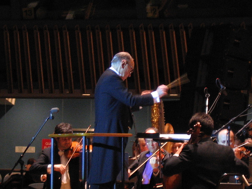 Ennio Morricone dirige il coro universitario di Modena