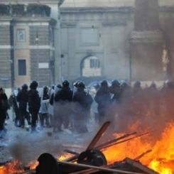 Gli scontri in Piazza del Popolo