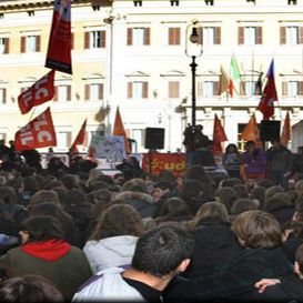 Berlusconi plaude alla riforma. Gli studenti protestano ancora