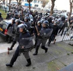 Anche ad Algeri studenti feriti durante le proteste