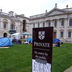 Studenti piantano le tende a Cambridge contro il taglio delle borse di studio