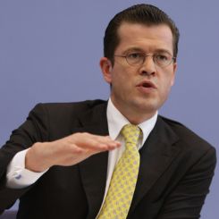 Si dimette il ministro tedesco accusato di aver copiato la tesi di dottorato