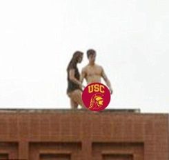 Sesso sul tetto dell’università, show di una coppia di studenti