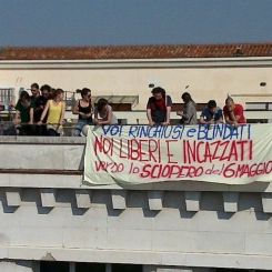A Padova un gruppo di studenti occupa la terrazza del rettorato
