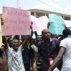 Studenti nigeriani protestano per acqua e luce