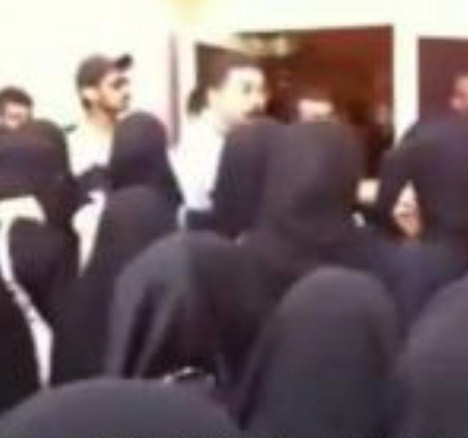 Studentesse alla Mecca assalgono l’università