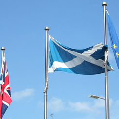 La Scozia aumenta le tasse solo per gli inglesi