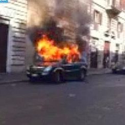 Vetrine rotte e auto incendiate al corteo degli indignati. “Sono una minoranza di violenti”