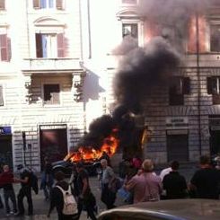 VIDEO/ Corteo indignati, i violenti rovinano la manifestazione. Scontri attorno a San Giovanni