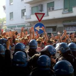 La polizia carica gli studenti. Tensione al corteo di Roma