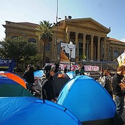 A Palermo tendopoli studentesca davanti al Teatro Massimo