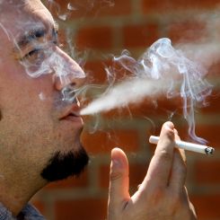Negli Usa aumentano le università che bandiscono il fumo anche all’aperto