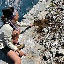 Veneto, paleontologo individua orme di dinosauro: “Più facile che trovare un posto fisso”