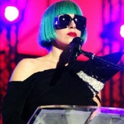 Lady Gaga presenta la sua fondazione agli studenti di Harvard: “Sfidate cattiveria e crudeltà”