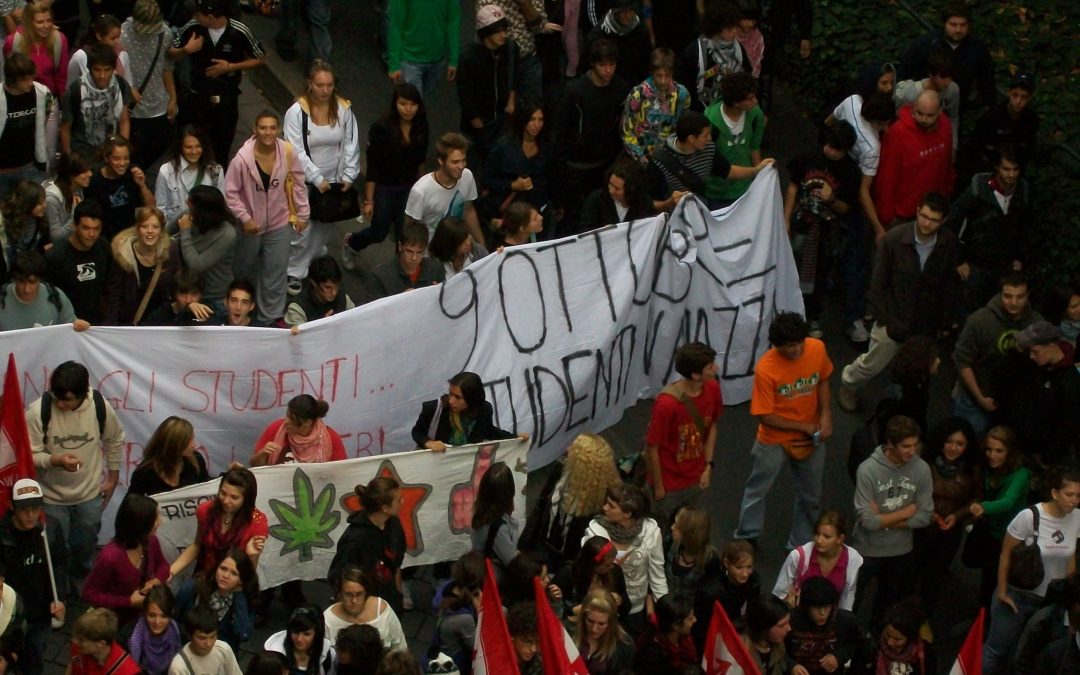 Studenti in piazza per contestare il governo Monti: “Basta con la precarietà”