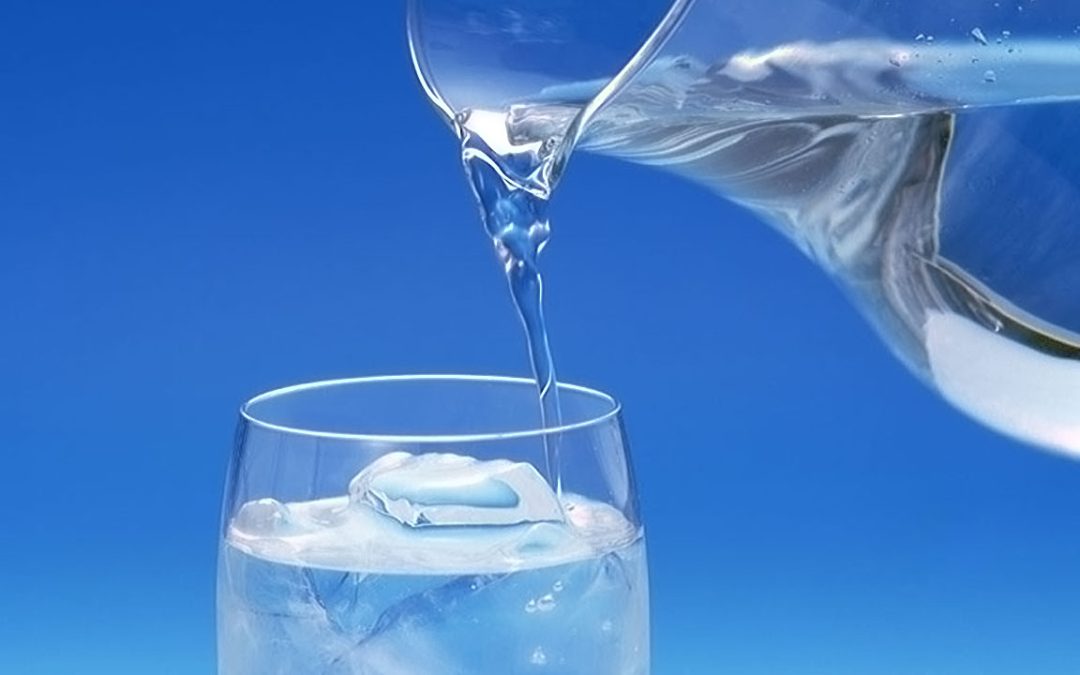 Bere acqua prima di un esame aiuta a superarlo. Lo studio di due università britanniche