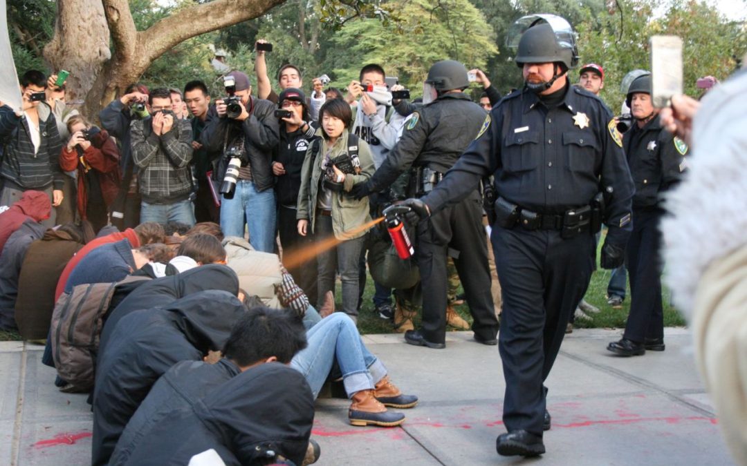 Università della California, spray al peperoncino contro gli studenti. “La polizia ha esagerato”