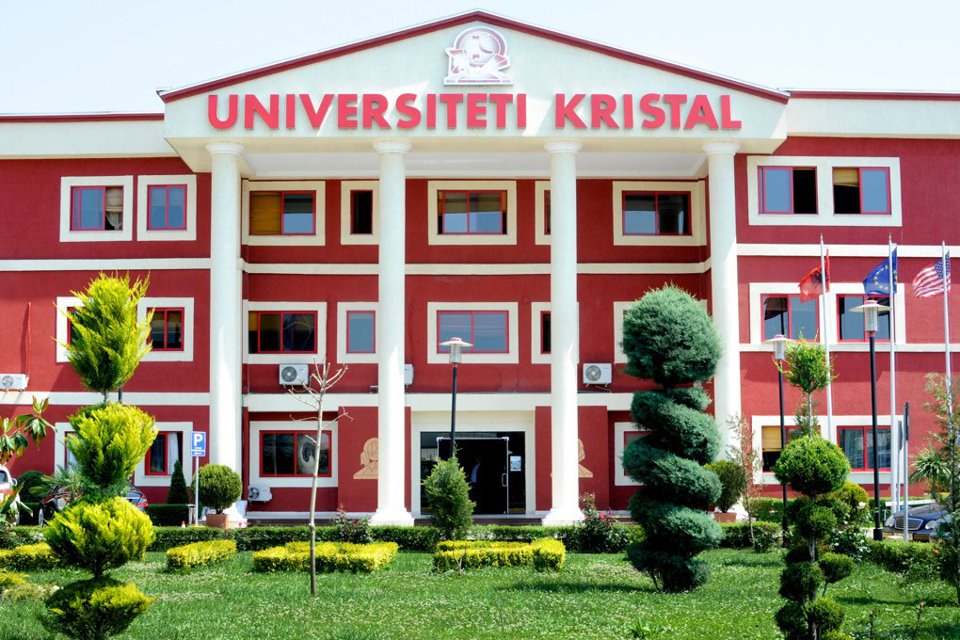 Università Kristal, indagini sulla laurea venduta a Renzo Bossi: licenza ritirata per un anno