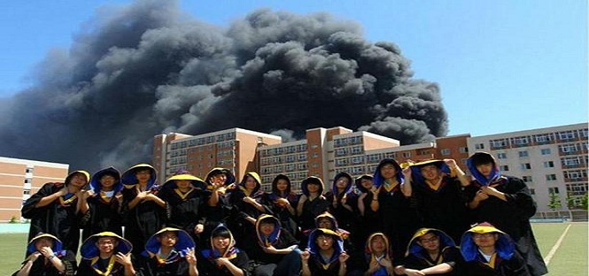 Cina, l’università è in fiamme e gli studenti festeggiano facendo le foto di gruppo