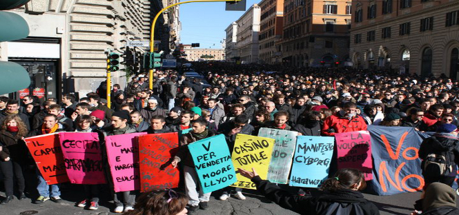 Roma, nessuno scontro durante la manifestazione non autorizzata degli studenti. Cortei pacifici di ragazzi e insegnanti anche nelle altre città italiane