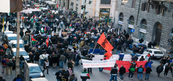 Protesta il mondo della scuola, scontri e feriti a Milano e Napoli