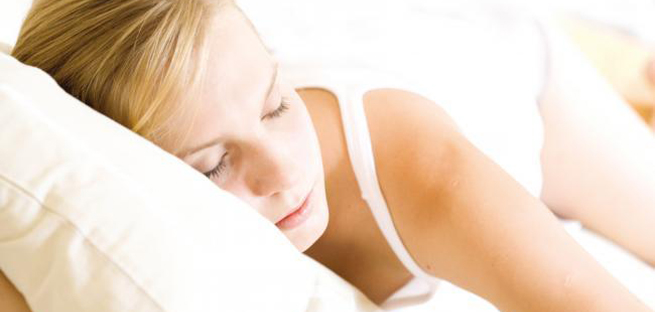 Dormire poco per un’intera settimana modifica i nostri geni e fa male alla salute