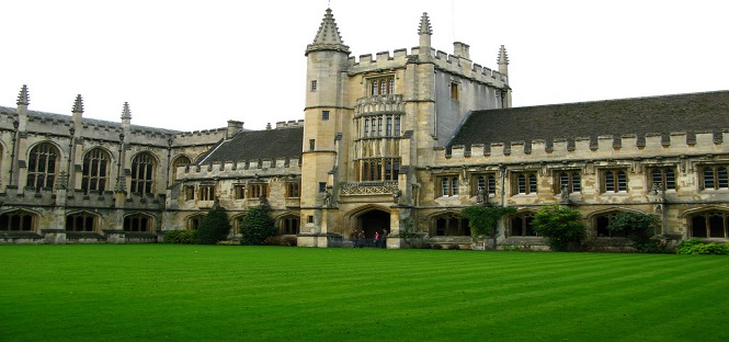 Università di Oxford razzista: gli studenti bianchi hanno il doppio delle probabilità di accedere ai corsi