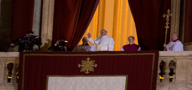 Arriva dall’Argentina il nuovo Papa: è il gesuita Jorge Mario Bergoglio ed è legato al mondo universitario. Si chiamerà Francesco
