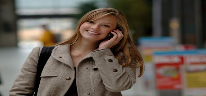 Uno studio americano rivela: “L’uso del telefonino è contagioso”. E sono le donne a esserne più dipendenti