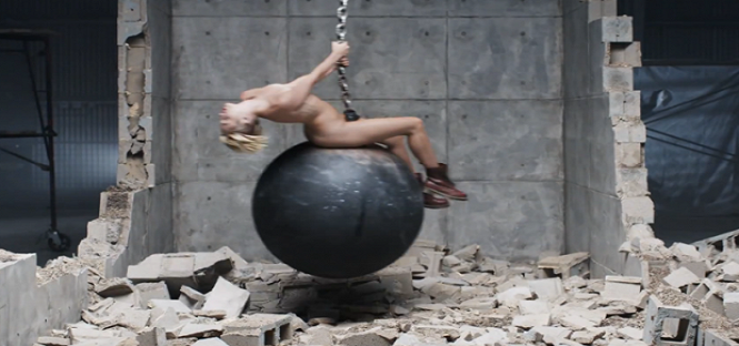 Alla Grand Valley State University (USA) studenti imitano Miley Cyrus in ‘Wrecking Ball’ su un pendolo. L’ateneo lo fa rimuovere