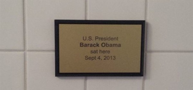 Università di Stoccolma, in bagno una targa: “Il presidente degli Stati Uniti Barack Obama si è seduto qui”