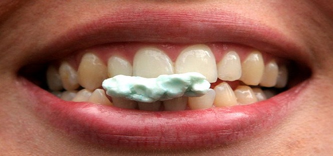 Masticare chewing-gum fa venire il mal di testa: lo svela una ricerca israeliana