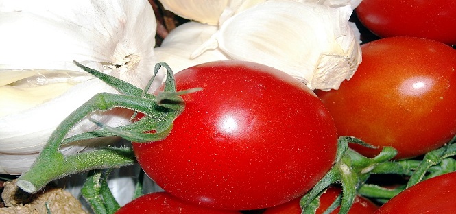 La ricetta per avere un cuore sano? Preparare un sugo a base di pomodoro, aglio e cipolla!