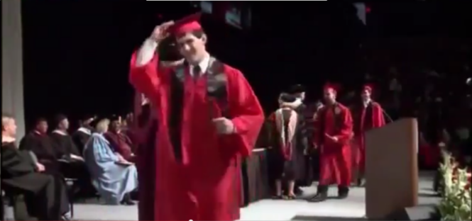 Come non festeggiare la laurea: studente improvvisa una capriola all’indietro e cade davanti ai professori
