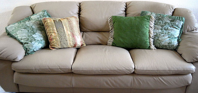 USA, studenti universitari comprano divano usato e ci trovano dentro 40mila dollari in contanti