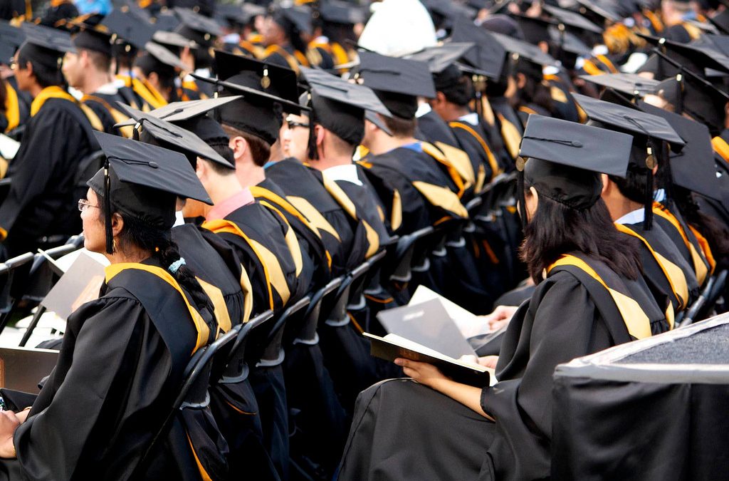 Va all’università, ma lo rivela alla madre solo il giorno della laurea. La sua rezione diventa un video virale