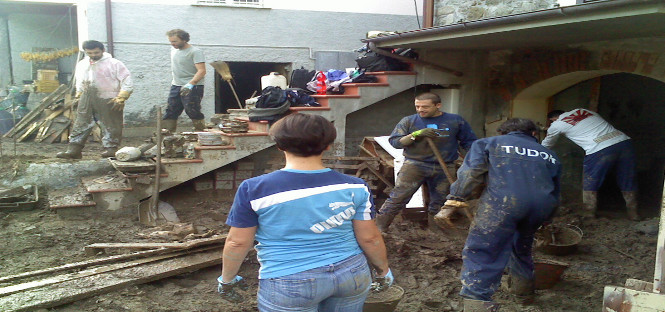 Alluvione di Genova, anche gli universitari all’opera per aiutare i commercianti sommersi dal fango