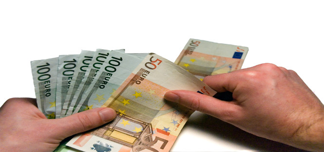 Fino a 12 o 18mila euro per un master o una laurea all’estero: dall’UE un programma di prestiti per studenti