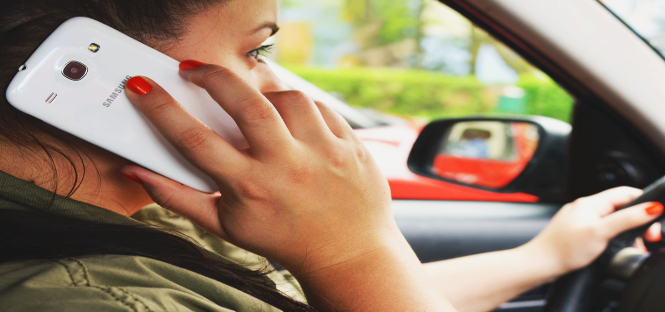 Rischio incidenti: le notifiche sullo smartphone distraggono i guidatori