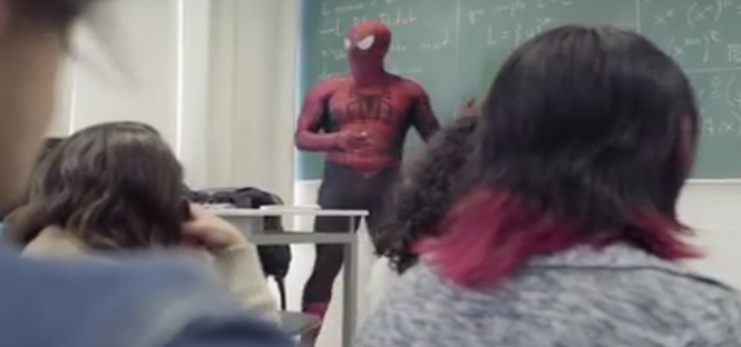 professore universitario fa lezione vestito da Spiderman