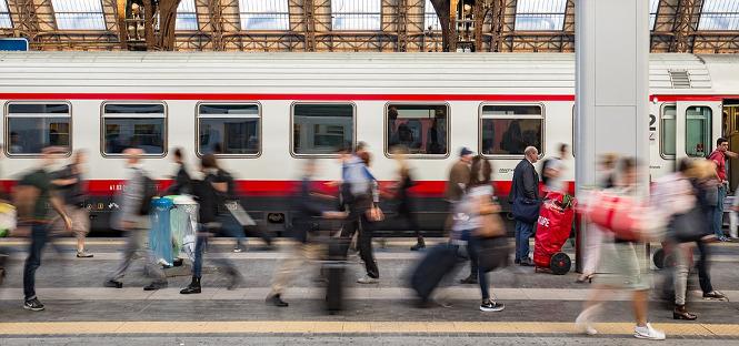 Indagine mobilità studenti universitari italiani 2018: “Il 61 per cento usa i mezzi pubblici, ma grande divario tra Nord e Sud”