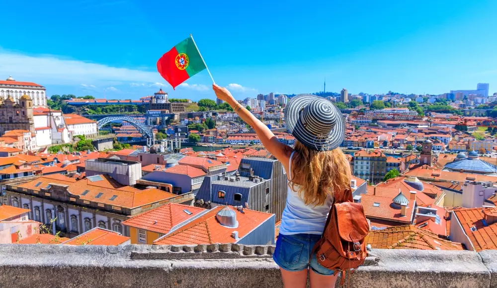 Studenti universitari in Portogallo tra città, trasporti e vita quotidiana durante un’esperienza di studio all’estero.
