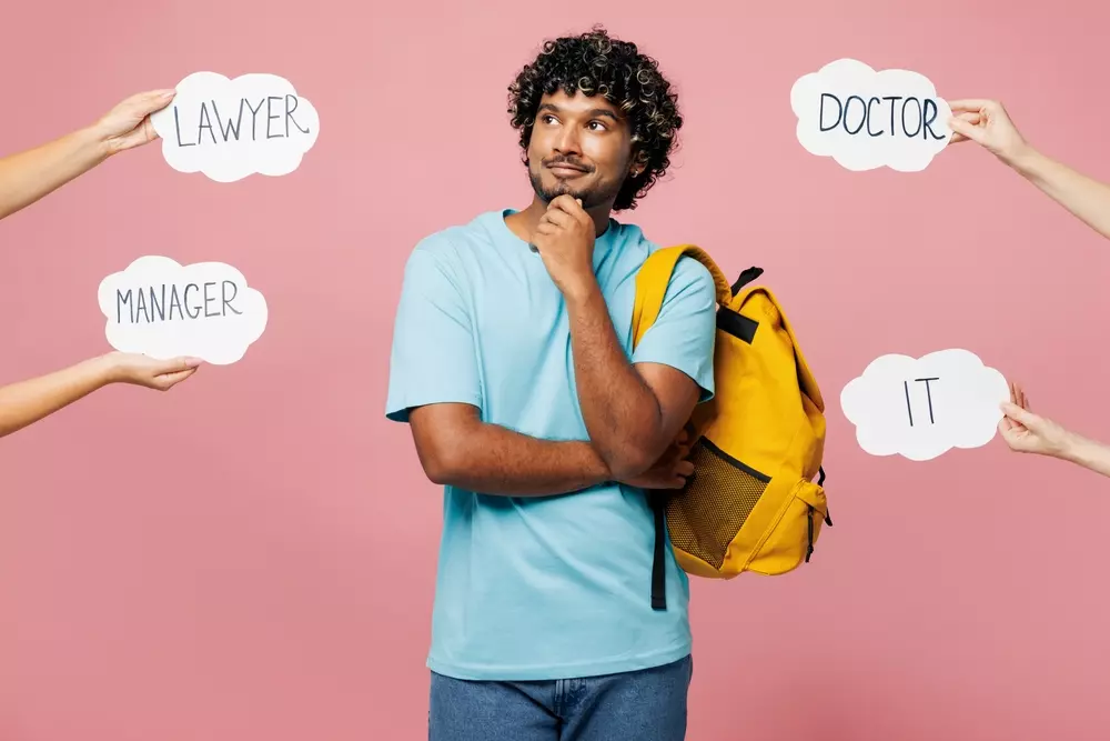 Analizzando i dati del Ministero dell’Università e della Ricerca emerge un quadro chiaro, le facoltà di; Economia, Medicina e le discipline STEM (scienze, tecnologia, ingegneria e matematica) sono i percorsi più gettonati, mentre le Lingue registrano un calo di iscrizioni.