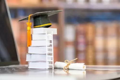 Il voto di laurea non è dato solamente della media del voto degli esami, ma è il risultato di un processo complesso che tiene conto di vari fattori. Se vuoi avere un voto finale alto, allora necessiti di una buona media ponderata fin dall’inizio.