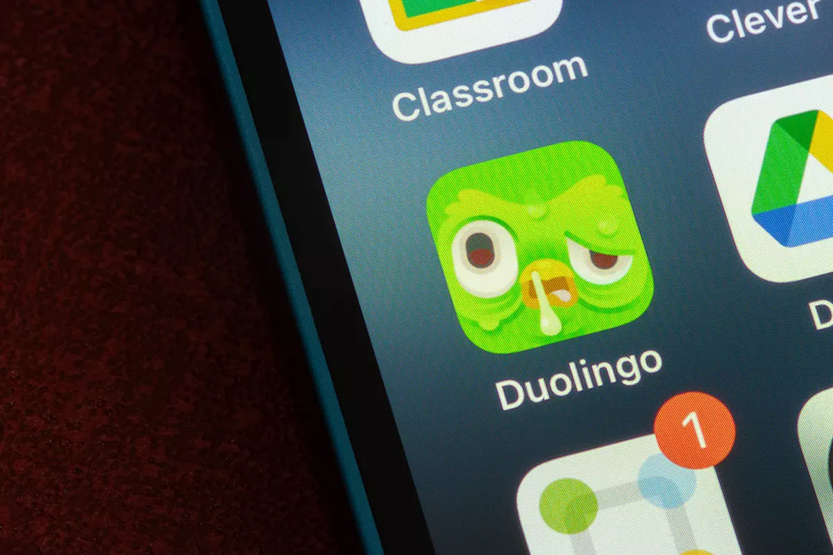 Duolingo, nota app per l’apprendimento delle lingue, ha annunciato il passaggio a una struttura AI-first, affidando la gestione dei contenuti all’intelligenza artificiale, senza intervento umano.