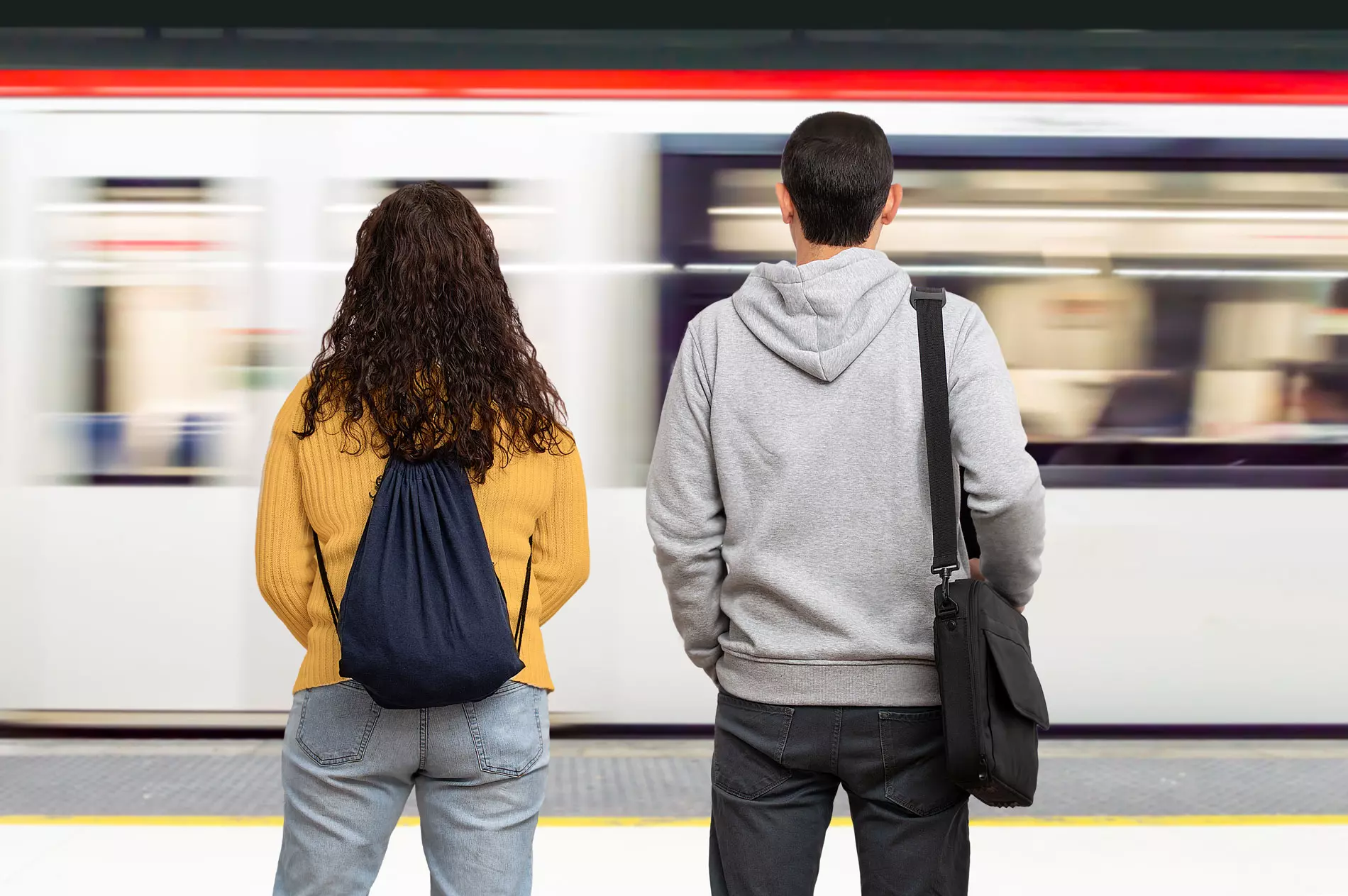 Studente universitario controlla app con abbonamento bonus trasporti scontato 2025 in una stazione dei treni