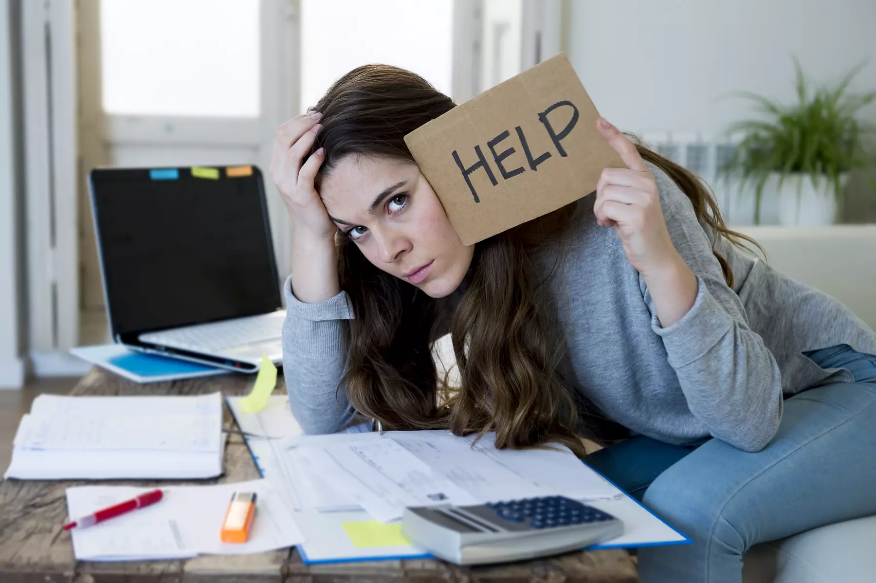 Studenti alle prese con il caro scuola e università: libri, materiali e affitti sempre più costosi.