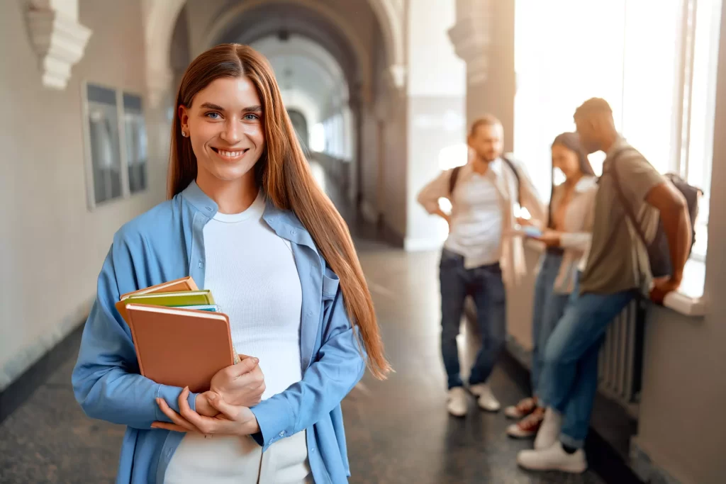 Studente che consulta i bonus universitari 2025 per affitto, tasse e spese universitarie.