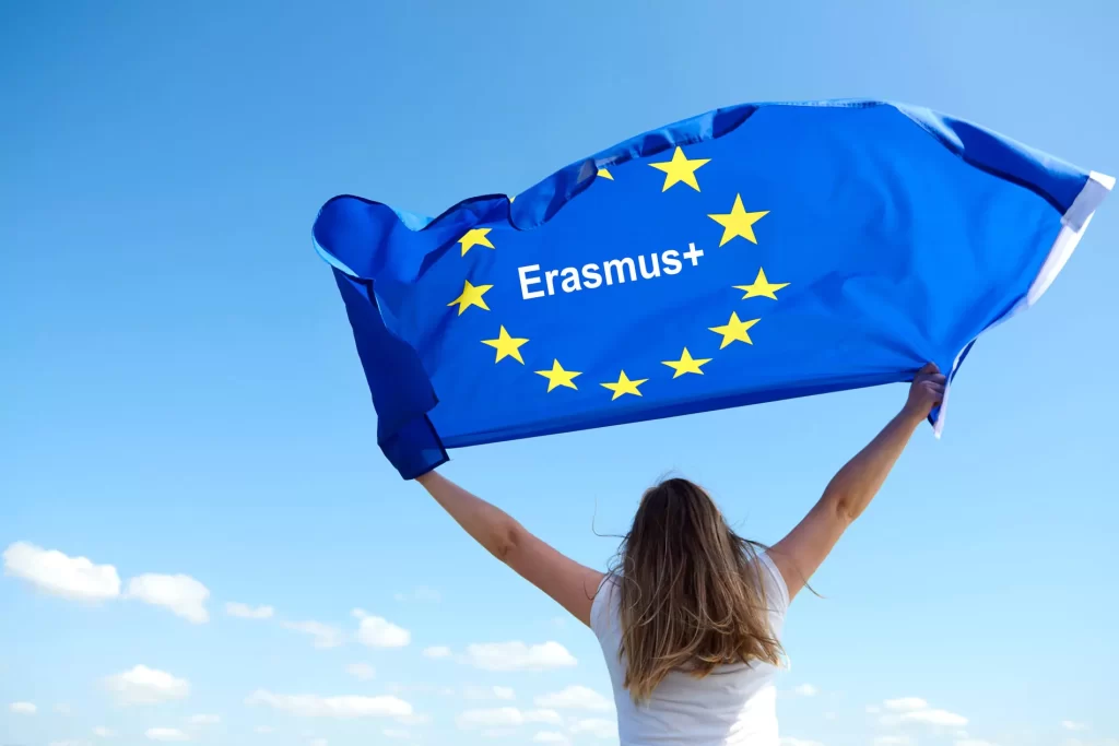 Studenti e docenti italiani in partenza per esperienze Erasmus+ 2025, record storico di mobilità internazionale e finanziamenti europei.